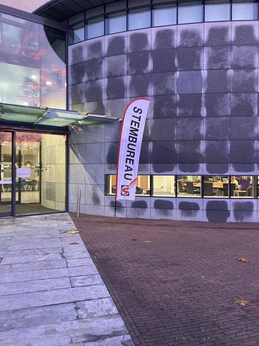 Vanochtend vroeg gestemd in Heesch.  Prima geregeld daar. Net als in <a href="/gemeente_LvC/">Gemeente Land van Cuijk</a> waar inwoners op twee mobiele en 62 ‘vaste’ stembureaus hun stem kunnen uitbrengen. Mogelijk gemaakt dankzij de inzet van 300 medewerkers en vele vrijwilligers.