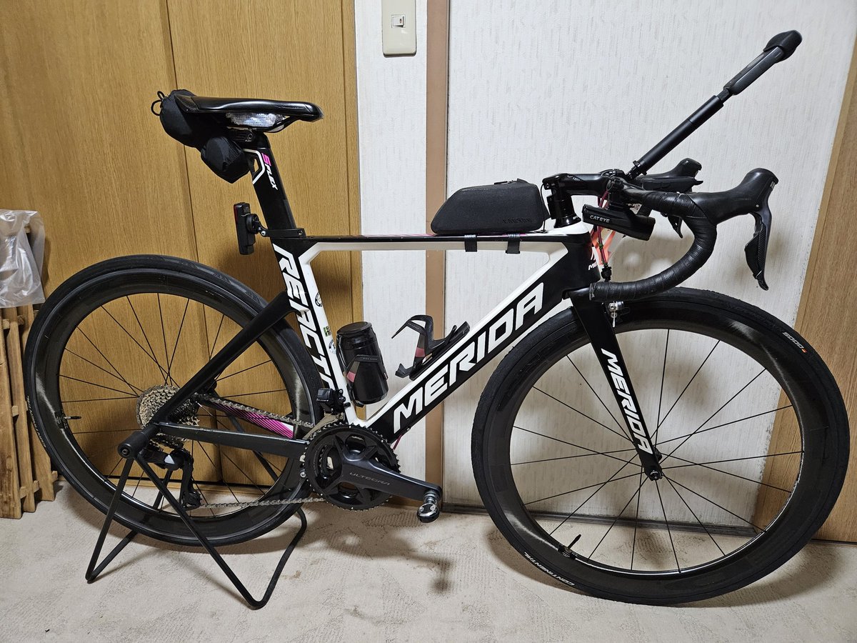 nynk9933's tweet image. 明日のレインボーライドは、通勤バイクと化してしまったREACTOさんで行きます。
Aeroad納車してから、あまり乗ってあげられず可哀想だったから、久々にしっかり乗ってあげよう。。
（他の車体はエアロハンドルでカメラ付けられなかった、、）
#reacto
#レインボーライド
#GrandCycleTokyo