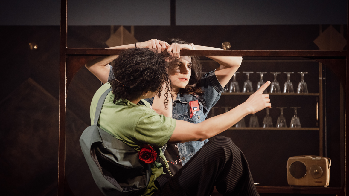 « J’écris ton nom, j'écris le mien, regarde comme ils vont bien ensemble. »

🚂 Mon Orient Express de @luc_tartar  sera présenté demain à 14h30 à La Manekine de Pont-Sainte-Maxence dans le cadre des rencontres professionnelles de La Croisée ! 🚂

© crédit photo : Simon Gosselin