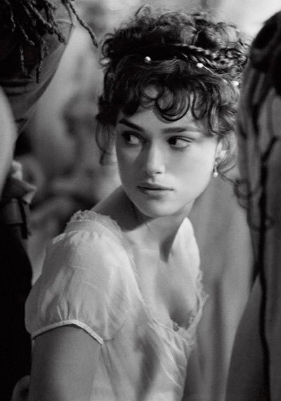 TheCinesthetic's tweet photo. keira knightley on the set of pride &amp; prejudice, 2005 https://t.co/9NCk183LoC