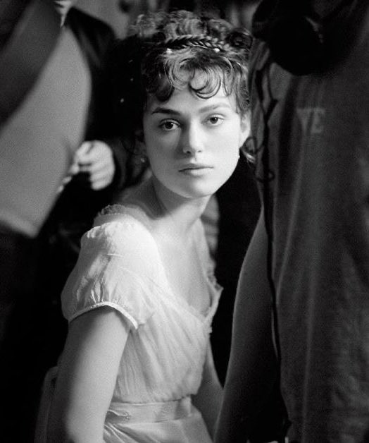 TheCinesthetic's tweet photo. keira knightley on the set of pride &amp; prejudice, 2005 https://t.co/9NCk183LoC