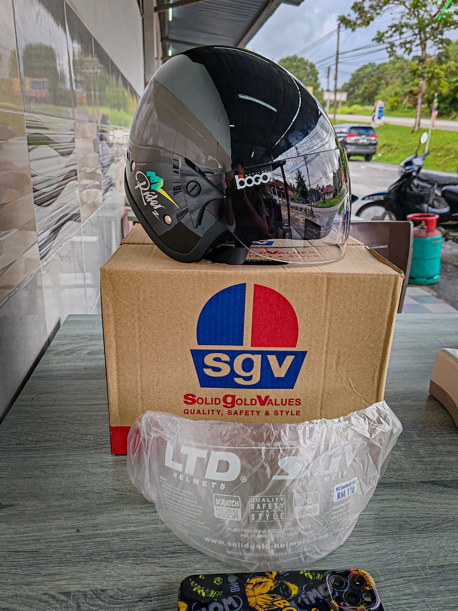 aiman_anaz's tweet photo. Customer nok gi ride esok, nerok gok suh ato helmet kaler hitam harini. Siap suruh pasang lalu visor two tone, oke siap doh pasang walaupun bukan tangan berseni.

Saya dah kate helmet hitam + visor two tone memang lawo.. ♥️ https://t.co/tbRu2hMjmp