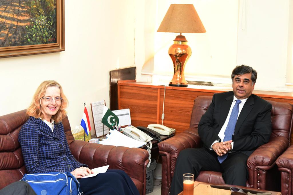 mincompk's tweet photo. The Dutch Ambassador to Pakistan H.E. Henny Fokel de Vries, the Ambassador of the Netherlands, called on Dr. Gohar Ejaz, Minister of Commerce &amp; Industries. The meeting underscored the trade relations between the two nations and explored avenues for further collaboration.
🇵🇰🤝🇳🇱 https://t.co/N9bUqK60Ix