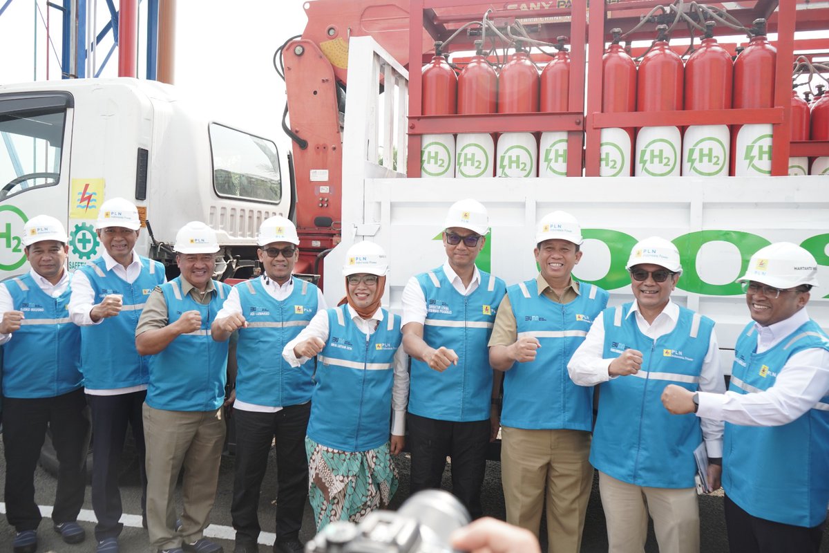 Aminfx99's tweet photo. @PLN_IP tidak hanya menyediakan listrik, tapi juga membuka jalan bagi Energi Baru Terbarukan. https://t.co/NfDkQnURs4 #PLNIPGreenHydrogenTerbanyak https://t.co/bVlF0KYHPF