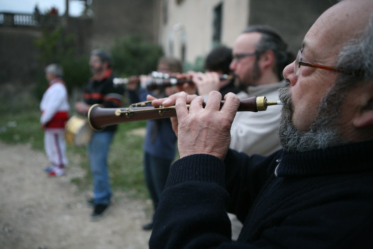 cultpopular_cat's tweet photo. Les festes populars porten l'acompanyament de diversos instruments tradicionals: gralles, tabals, sacs de gemecs, flabiols, tenores...

Sense música no hi ha festa. 

Avui és el #DiaInternacionalMúsica https://t.co/5XTJeJC1Sp