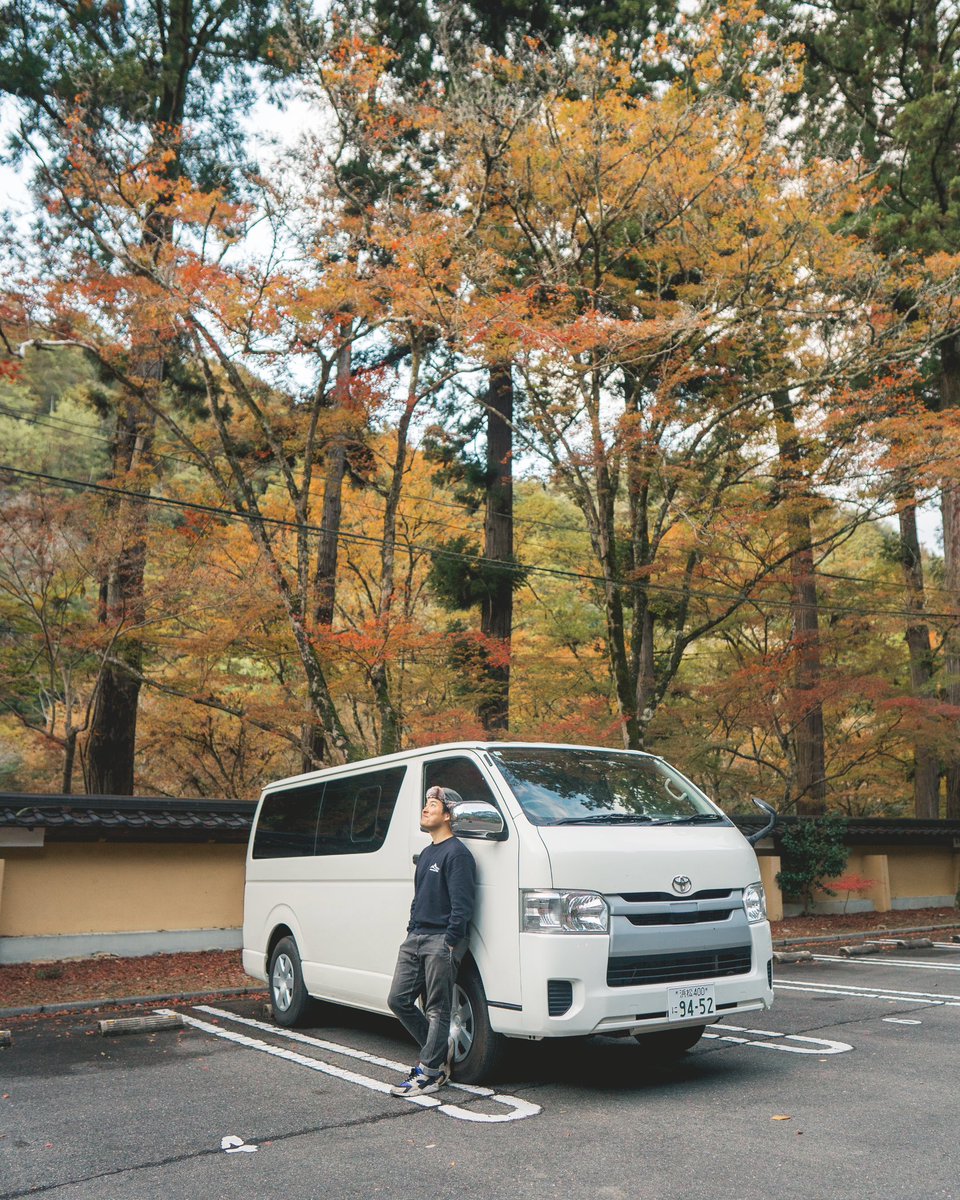 紅葉と相棒ハイエースと撮影してきました🍁
色づいてきていた紅葉たちが綺麗だった！
　
これから一緒にいろんな景色と共にこのハイエースを撮影していくのが楽しみ🔥
　
#車中泊 #バンライフ #ハイエース #紅葉