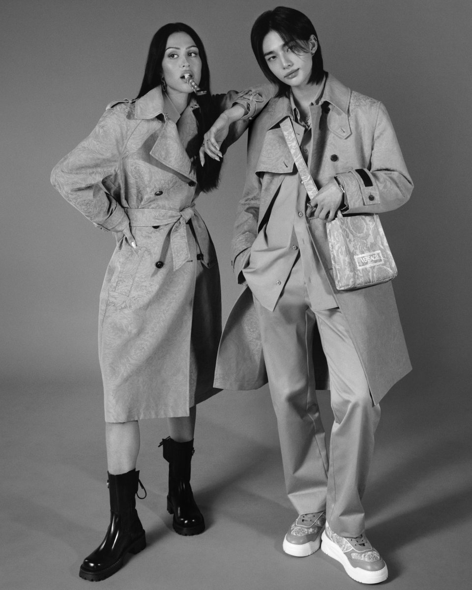 Versace's tweet photo. Versace Holiday

Amelia wears Barocco jacquard cotton trench coat; Alia boots
-
Hyunjin wears car coat; cotton poplin shirt; cotton chinos; Barocco jacquard Odissea sneakers; Athena mini tote bag

Now at https://t.co/vVP5E7VbzX

Photography by Angelo Pennetta

@Stray_Kids
#VersaceHoliday
#VersaceAthena
#Versace
#StrayKids