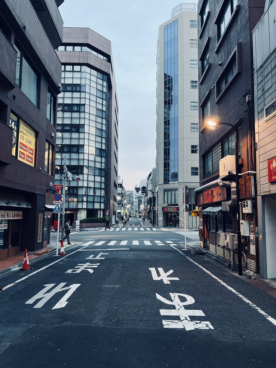 musicalruntoyou's tweet photo. 夜が明ける
街が目覚める
そして若者たちも確信を得る
その瞬間と残像、確実に収める

今朝、彼らが初めて集うのを写真に収めました。すでにハイブリッドが成され、私たちは彼らの創るものに確信を得ています。ご期待下さい。

https://t.co/57QcEJDHJc

#runtoyou2024
#musical
#hiphop 
#韓国 https://t.co/k5NeGILQLn