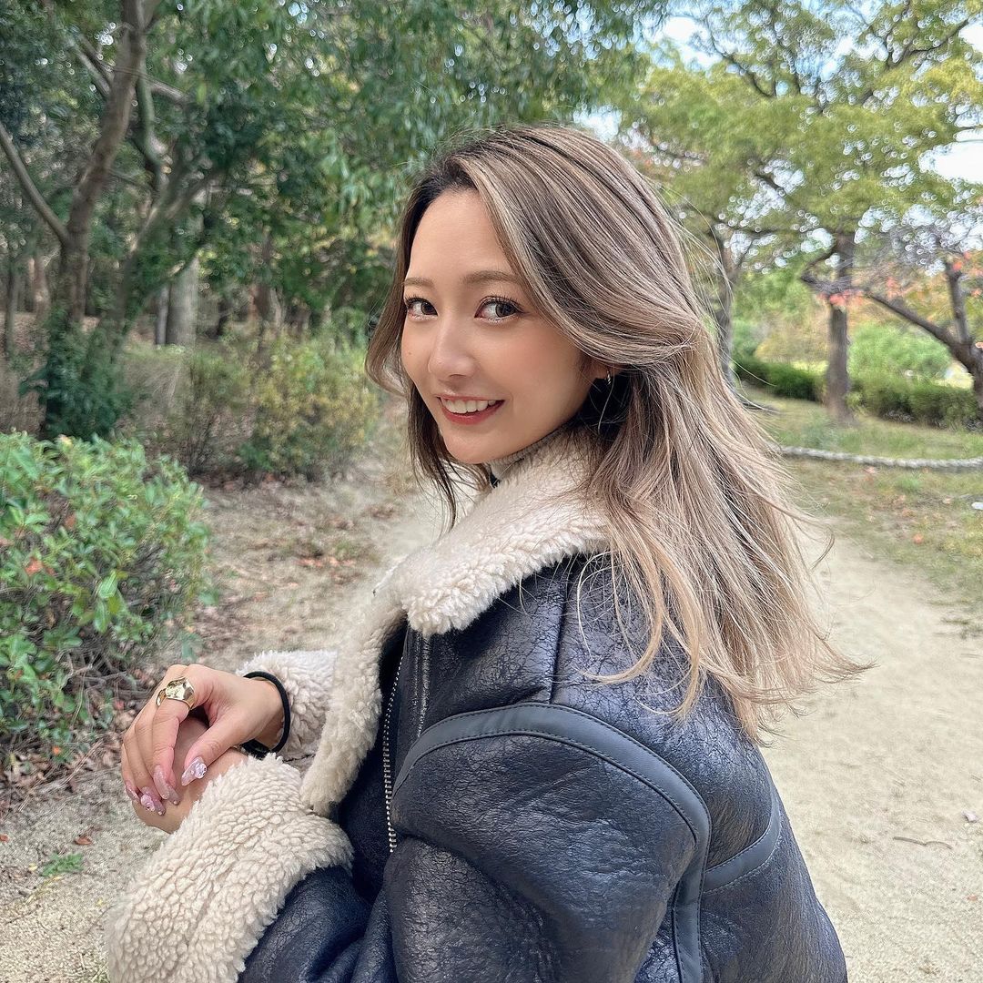 AmericanEagleJP's tweet photo. ReinaのようなにAE オーバーサイズ ヴィーガン シャーリング モト ジャケットを羽織って、ホリデー シーズンに向けての準備を整えましょう💃🏻

このジャケットはスタイルと快適さが完璧に融合していますので、ドレスアップするときも、リラックスの夜を楽しむときにも最適な一枚で💁🏻‍♀️ https://t.co/O4y3VRLKGe