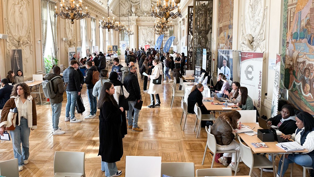 GrandReims's tweet photo. Vous êtes à la recherche d'un #stage ou d'une alternance ? Rendez-vous jusqu'à 16h, à l'hôtel de ville de #Reims pour le plus grand #forum inter-écoles de France ! Plus de 40 recruteurs y sont présents. #StageDating => Infos : https://t.co/NYZDLBw9Mk https://t.co/9i40MESrRJ