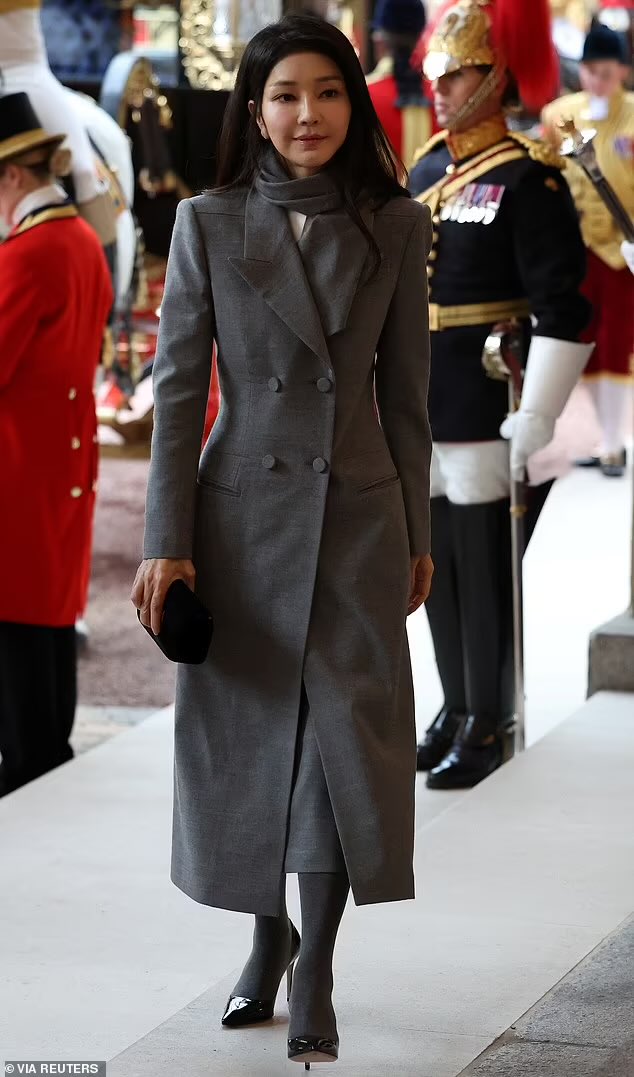 First Lady of South Korean, Kim Keon Hee, lg menarik perhatian media UK gara2 mukanya yg masih kenceng. Umur 51 tp kaya umur 30an 😭
Dikutip dari DailyMail, rahasianya adl “a combination of non-invasive cosmetic treatment”, “less-is-more make up”, “strict skincare regime” 👍