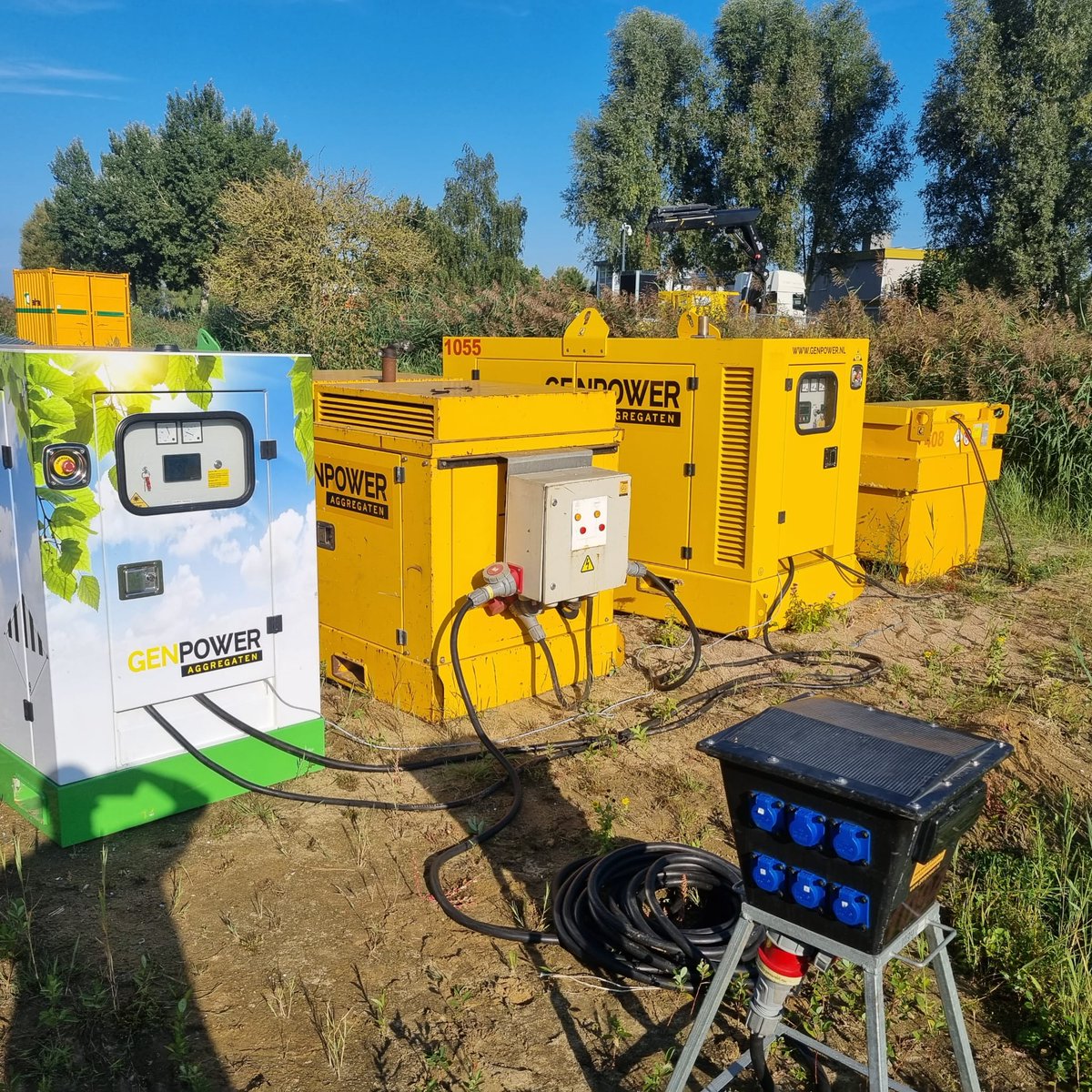 GenpowerBV's tweet photo. Wil je de emissie-uitstoot bij je project zo veel mogelijk beperken? Kies dan voor een batterijpack icm een aggregaat. De accu voorziet in de benodigde stroom. Het aggregaat start op bij piekmomenten of om de accu op te laden. #daarkrijgjeenergievan #batterijpack #aggregaat https://t.co/nnoZ5r0FnR