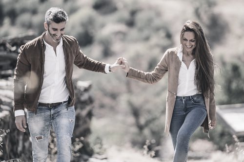 صوتك وضحكتك تملأ قلبي بالحياة  ↴