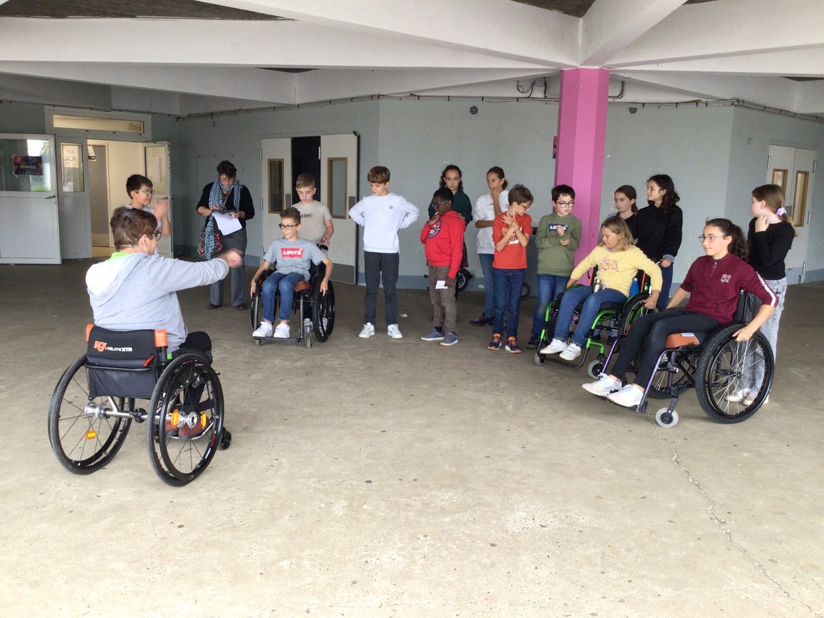 Retour sur une après-midi de sensibilisation sur le Handicap : Les interventions ont été complétées par des activités. Les associations présentes : Rand'Ôroues 72, TC Lesbouchonsdamour, Handisport et Le Fléchois Jérôme Tant amputé d’une jambe et sportif accompli.