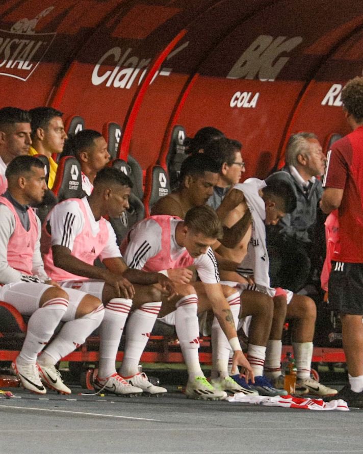 FrancoRojasP's tweet photo. Efectivamente, Sonne tiró la camiseta al piso por la molestia de no haber sumado minutos y, al instante, Miguel Araujo le llama la atención, la recoge y la tira hacia atrás. 

Esta vez sí se fue molesto el lateral. 

📸: José Carlos Serrano / @jcserranoq https://t.co/gxEIr1Gmet