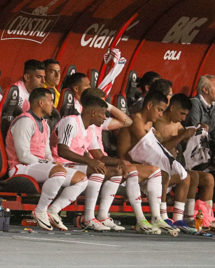 FrancoRojasP's tweet photo. Efectivamente, Sonne tiró la camiseta al piso por la molestia de no haber sumado minutos y, al instante, Miguel Araujo le llama la atención, la recoge y la tira hacia atrás. 

Esta vez sí se fue molesto el lateral. 

📸: José Carlos Serrano / @jcserranoq https://t.co/gxEIr1Gmet