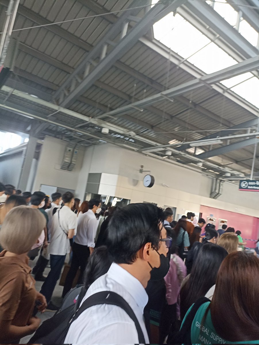 NichchadaP's tweet photo. ปัญหาวันนี้ 22/11/2566
1. MRTสายชมพู คนแน่น และบัตรฟรี ต้องต่อคิวรอกับเจ้าหน้าที่ และคิวยาวมากๆ 
2. ประชากรที่ใช้สีชมพูแน่นมาก และขบวนพื้นที่ไม่มากเหมือนสีเขียว
3. ทางเชื่อมไปบีทีเอสสีเขียวไม่เปิด ในสถานีวัดพระศรีรัตนมหาธาตุ
#MRT #BTS #สายสีชมพู #เปิดใหม่ #นมเย็น #mrtสายสีชมพู https://t.co/sCakMNKsfP