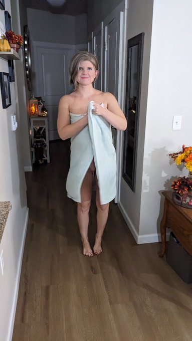 Just wrapped up another shoot where I pay for pizza with my blowjob skills.   Did you zoom in?   Be honest