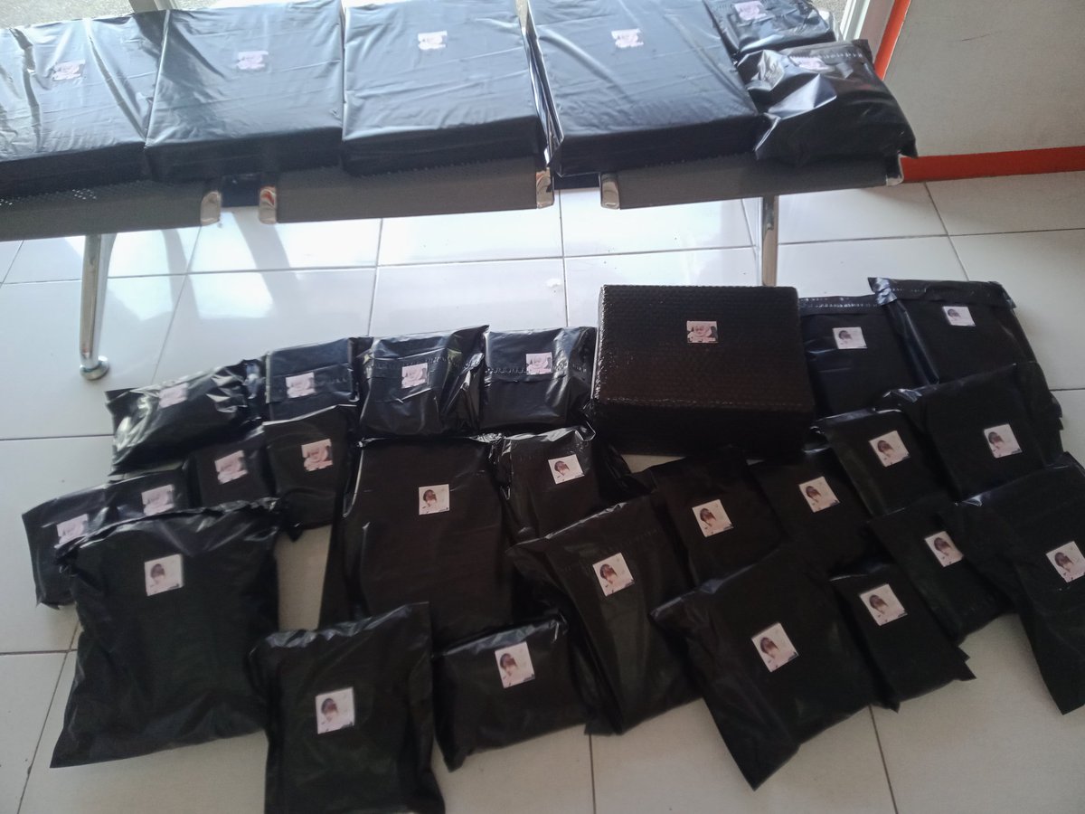 beomu__'s tweet photo. ☆ﾟ.*･｡ﾟ — ꒰ #beomupdates_ ꒱

      ♡⁠˖⁠꒰ RE: PH GO INA BOX 1 ꒱
 
hiii !! first batch of items were successfully dropped off, both sco and direct j&amp;t. kindly wait for my dm tonight for the tracking number. thank you !! https://t.co/dFJfnwetna