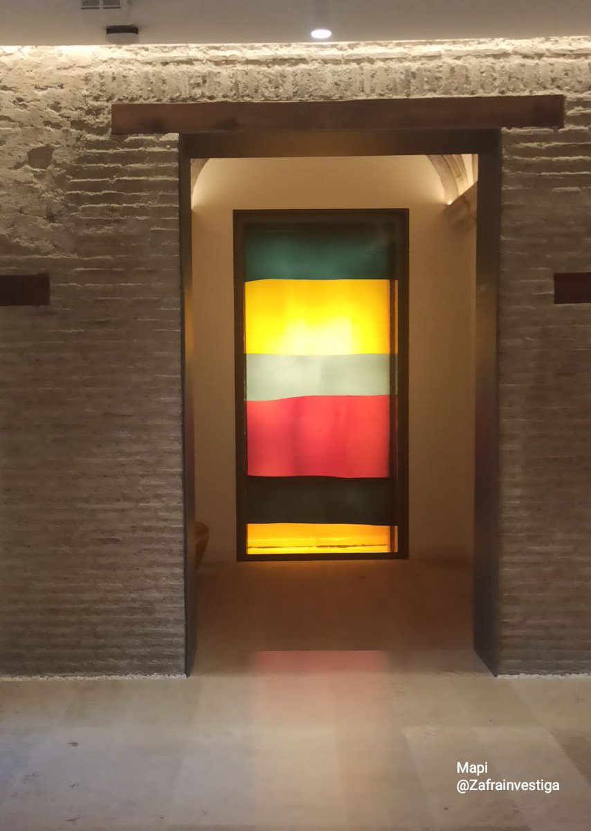 Zafrainvestiga's tweet image. #MiradaMatemática que invita a entrar en un espacio de rectángulos enmarcados donde trazos de color ligeramente curvados de distintos tamaños nos dan idea de un paralelismo imaginario

Vidriera de #SeanScully para la capilla del #CAHH @CentroArteHH
#Arte #Matemáticas