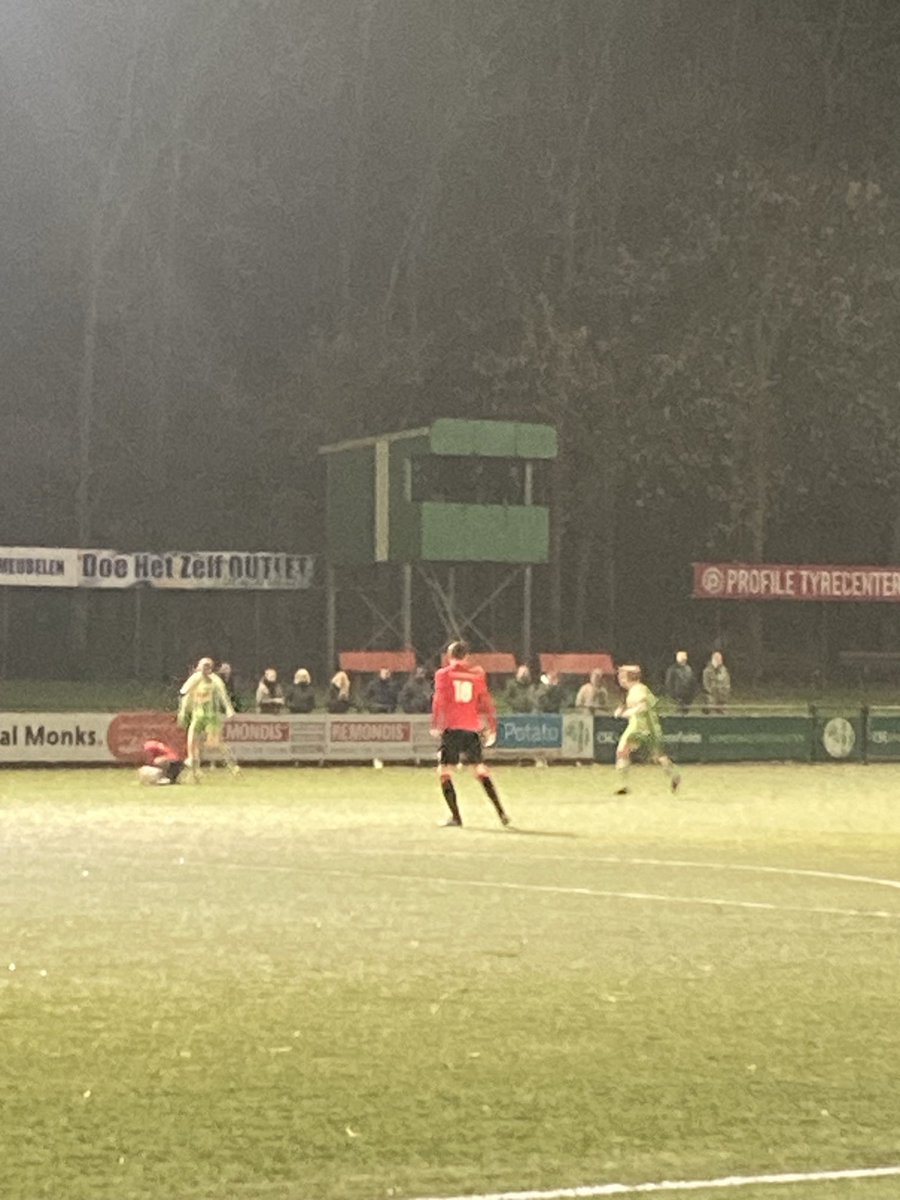 MichielGroot74's tweet photo. Wedstrijd 53 (23/24) in de Districtsbeker Oost: @asvdronten vs @vvDETO 1-2. Na een wedstrijd waarin het fysiek niet werd geschuwd stapte Door Eendracht Tot Overwinning met de winst in de bus. Anderhalf uur naar Vriezenveen. #groundhopping #dronten #deto #asvd https://t.co/KU14SFYKGS