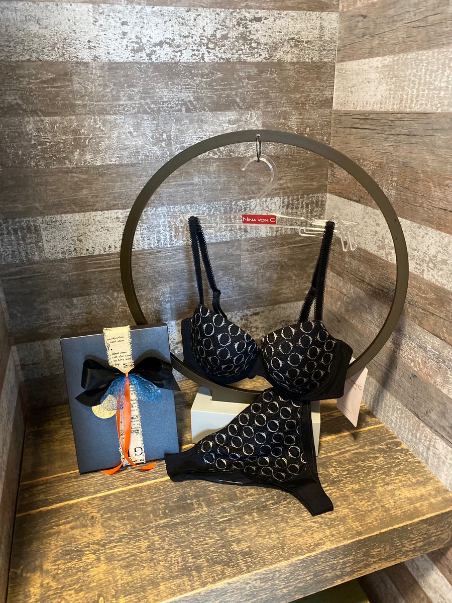 Nieuw binnen. Setje van Nina von C. 

#ninavonc #lingerie #ondergoed #rosaunderwear #nieuwkoop #shoplocal #sinterklaaskado #kerstkado #innieuwkoopmoetjezijn