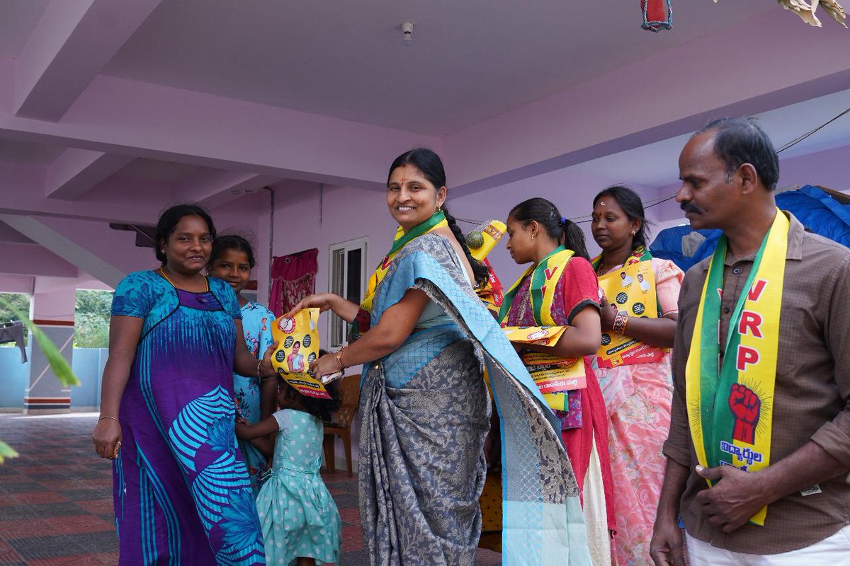 vrptelangana's tweet photo. గడపగడపకు విద్యార్థుల రాజకీయ పార్టీ కార్యక్రమంలో భాగంగా మన కుత్బుల్లాపూర్ మహిళా అభ్యర్థి శ్రీ సాత్విక రెడ్డి గారి ప్రచారం
#sathwikareddy #quthbullapur #voteforbat #voteforvrp #vrpparty #vidhyarthularajakiyaparty #విద్యార్థులరాజకీయపార్టీ #political #Election2023 #TelanganaElections https://t.co/R4CEyk2rt4