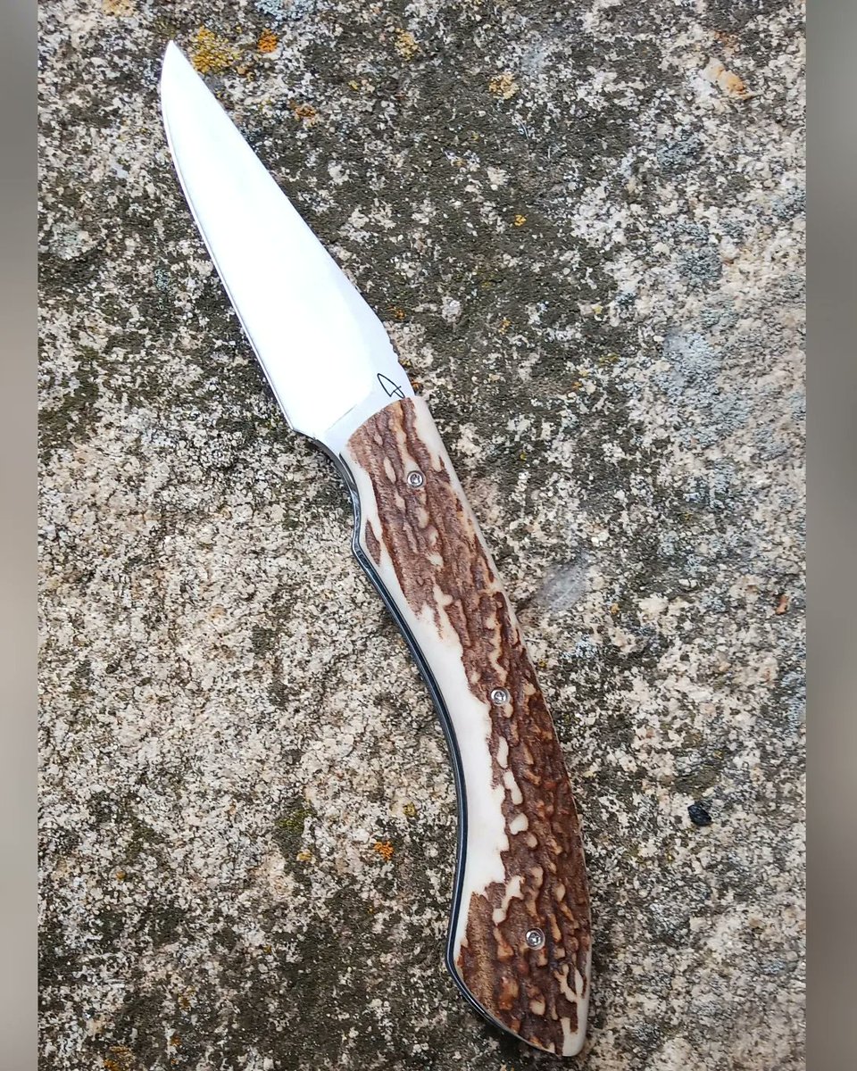 Couteaudumitou's tweet photo. Bonjour à tous
Voilà un couteau pliant Sionvillois cran carré.
Sa lame est en inox 14c28n
Son ressort est en z20 
Platines en inox
Son manche est en bois de cerf
Il mesure 19,5 cm pour 8 cm de lame
#madeinfrance #faitmain #coutellerie #artisanat #knifemaker #handmade https://t.co/2sSVtJHHPl