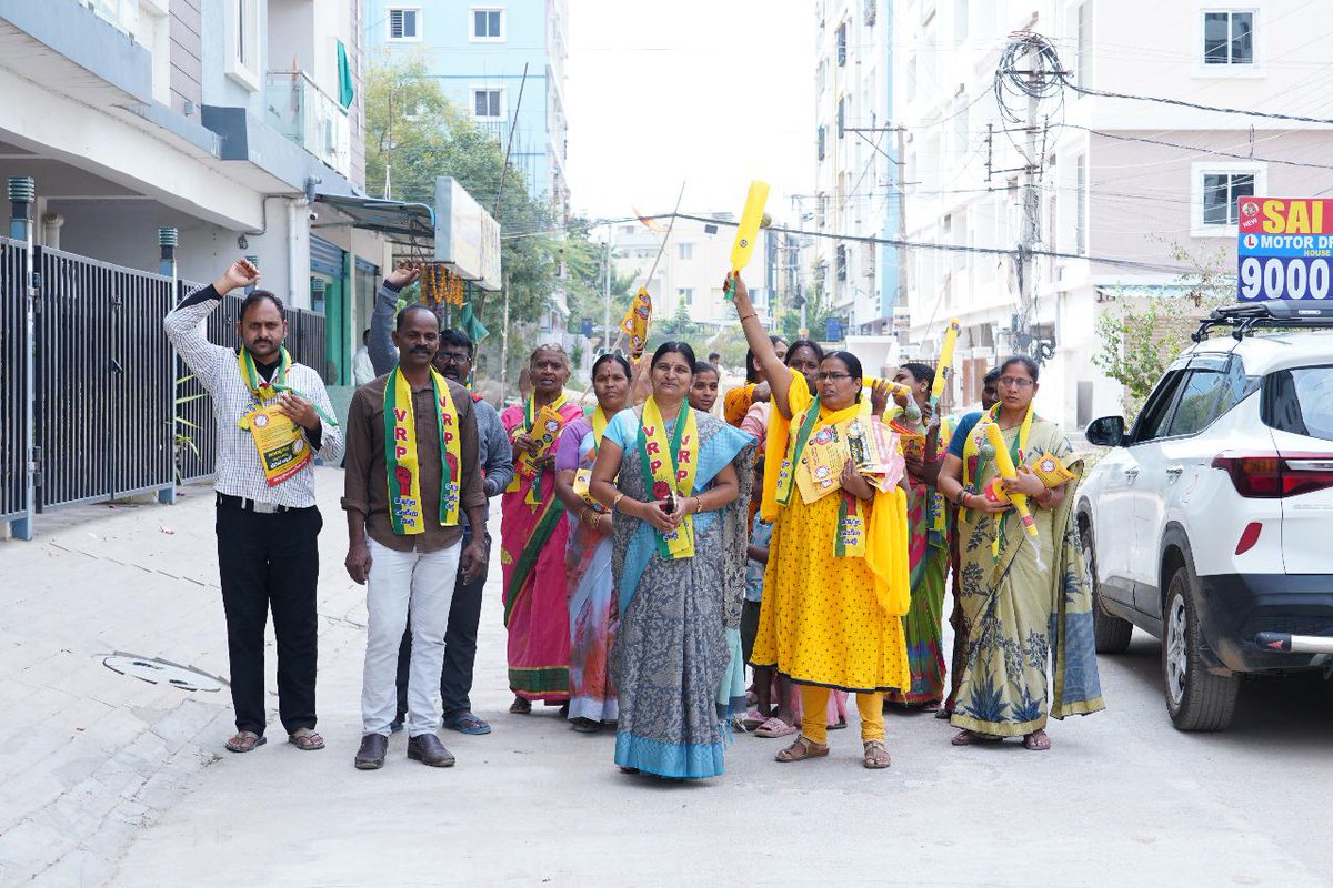 vrptelangana's tweet photo. గడపగడపకు విద్యార్థుల రాజకీయ పార్టీ కార్యక్రమంలో భాగంగా మన కుత్బుల్లాపూర్ మహిళా అభ్యర్థి శ్రీ సాత్విక రెడ్డి గారి ప్రచారం
#sathwikareddy #quthbullapur #voteforbat #voteforvrp #vrpparty #vidhyarthularajakiyaparty #విద్యార్థులరాజకీయపార్టీ #political #Election2023 #TelanganaElections https://t.co/R4CEyk2rt4