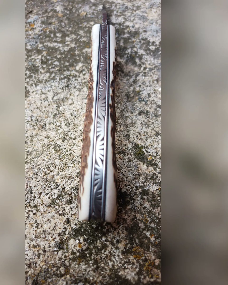 Couteaudumitou's tweet photo. Bonjour à tous
Voilà un couteau pliant Sionvillois cran carré.
Sa lame est en inox 14c28n
Son ressort est en z20 
Platines en inox
Son manche est en bois de cerf
Il mesure 19,5 cm pour 8 cm de lame
#madeinfrance #faitmain #coutellerie #artisanat #knifemaker #handmade https://t.co/2sSVtJHHPl