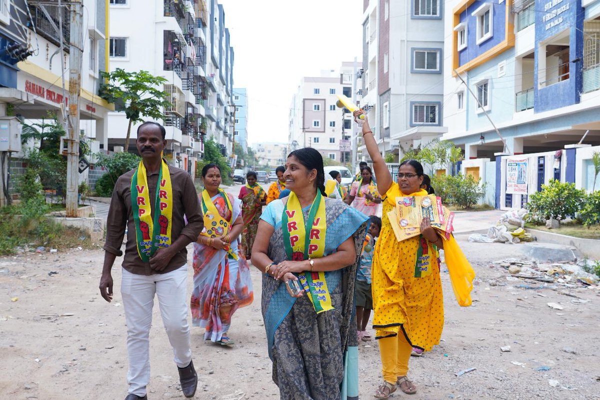 vrptelangana's tweet photo. గడపగడపకు విద్యార్థుల రాజకీయ పార్టీ కార్యక్రమంలో భాగంగా మన కుత్బుల్లాపూర్ మహిళా అభ్యర్థి శ్రీ సాత్విక రెడ్డి గారి ప్రచారం
#sathwikareddy #quthbullapur #voteforbat #voteforvrp #vrpparty #vidhyarthularajakiyaparty #విద్యార్థులరాజకీయపార్టీ #political #Election2023 #TelanganaElections https://t.co/R4CEyk2rt4