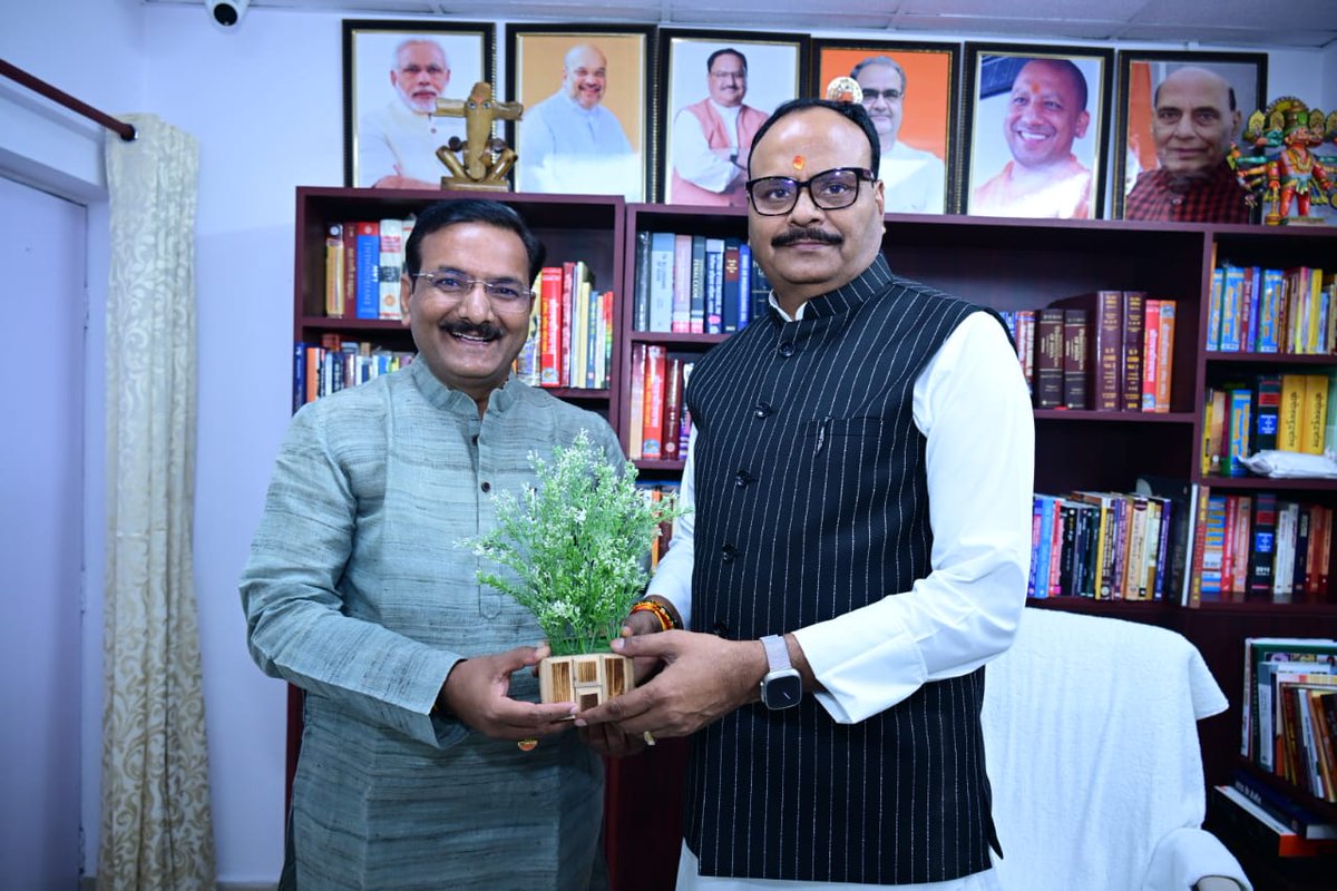 आज आवास पर पूर्व राज्यमंत्री, स्वतंत्र प्रभार श्री सतीश द्विवेदी जी से शिष्टाचार भेंटकर कुशलक्षेम जाना।
<a href="/drdwivedisatish/">Dr Satish Dwivedi</a>