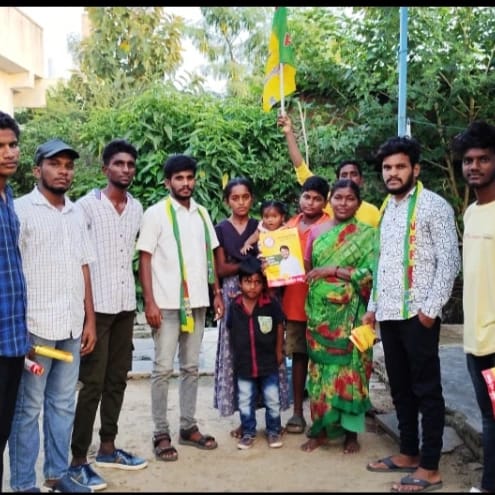 vrptelangana's tweet photo. ఖమ్మం జిల్లాలో విద్యార్థుల రాజకీయ పార్టీ తరఫున ప్రచారం చేస్తున్న నిరుద్యోగ యువత
#UnemployedGraduates #yechusunil #khammam #voteforbat #voteforvrp #vrpparty #vidhyarthularajakiyaparty #విద్యార్థులరాజకీయపార్టీ #political #elections2023 #TelanganaElections2023 https://t.co/mdZFu8cFhA