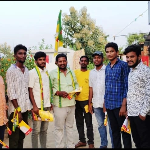 vrptelangana's tweet photo. ఖమ్మం జిల్లాలో విద్యార్థుల రాజకీయ పార్టీ తరఫున ప్రచారం చేస్తున్న నిరుద్యోగ యువత
#UnemployedGraduates #yechusunil #khammam #voteforbat #voteforvrp #vrpparty #vidhyarthularajakiyaparty #విద్యార్థులరాజకీయపార్టీ #political #elections2023 #TelanganaElections2023 https://t.co/mdZFu8cFhA