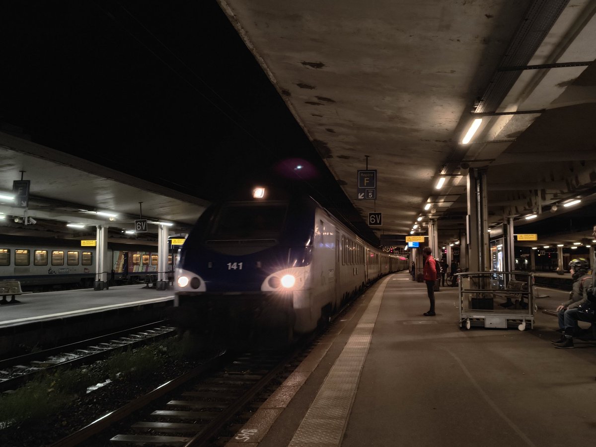 lejeunedutrain's tweet photo. Bon finalement, @TERGrandEst #TER200 Mulhouse-Milhüsa / St Louis puis bus 11 de #distribus au lieu de @TERGrandEst omnibus Mulhouse-Milhüsa / St Louis la Chaussée puis trajet à pied.
@TERGrandEst ne voulait pas que je marche à 06h30 du matin visiblement 🤣🤣 https://t.co/9dPywMhN8V
