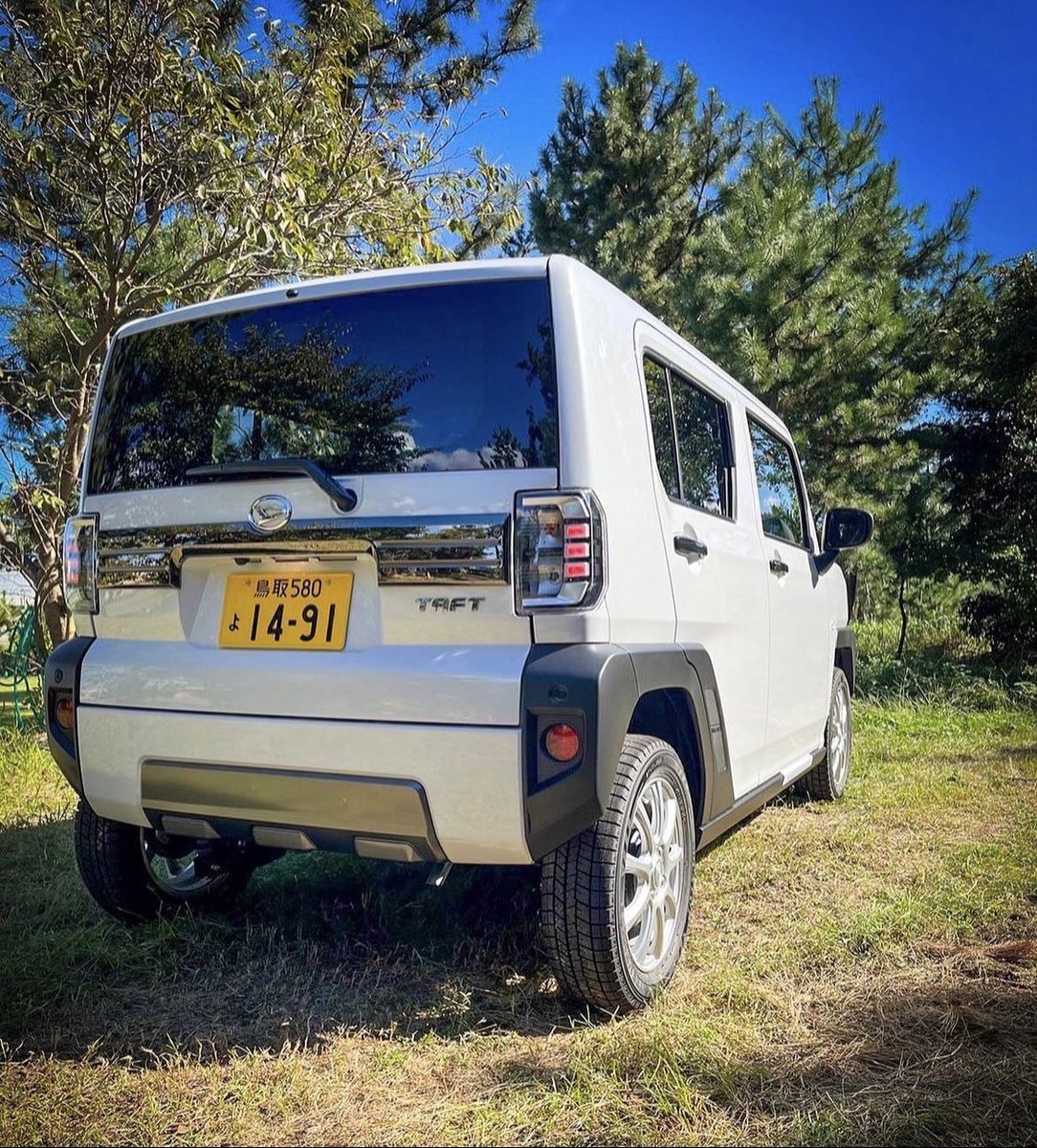 401_ttrd's tweet photo. #鳥取ダイハツ #境港店 です🥰

試乗車のタフトのカラーが変わったので、
記念に撮影をしてきました📸🌳

シャイニングホワイトパールです🤍✨

ダイハツ車で秋のドライブはいかがでしょうか？？🍁
気になった方はぜひご来店下さい😆❣️
皆様のご来店をお待ちしております🌟

#タフト #タフトのある暮ら https://t.co/DunezObc3X