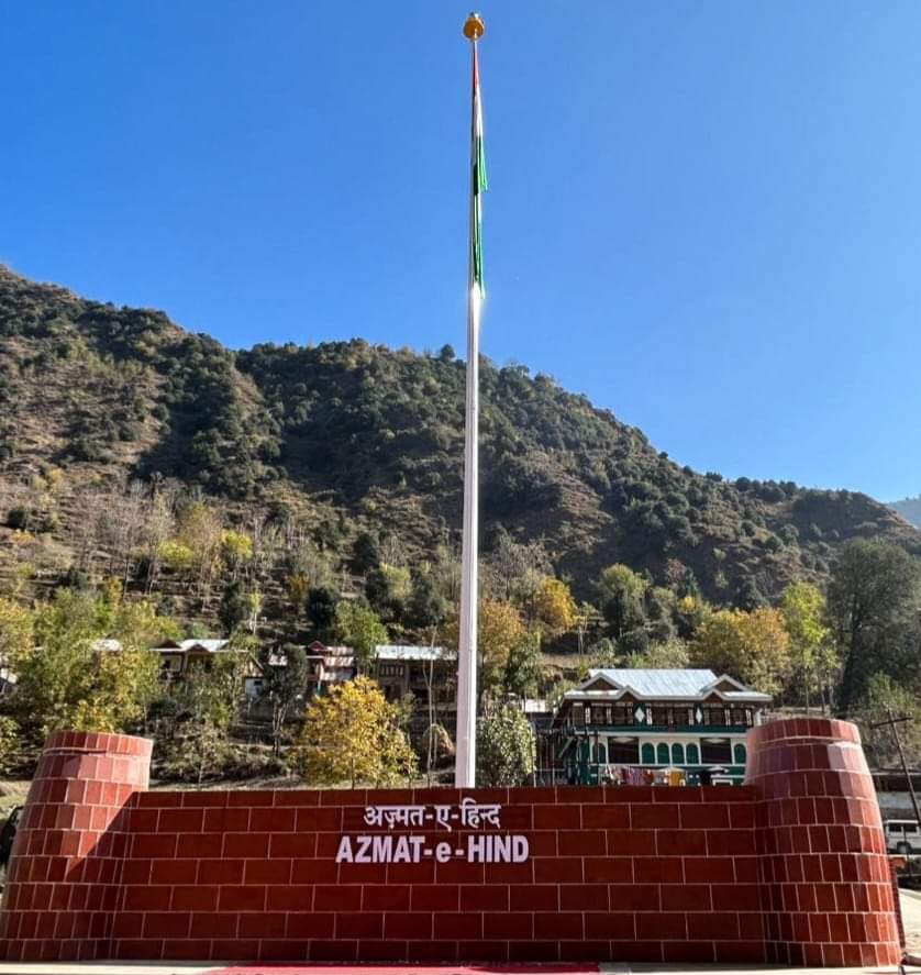 ChTasaduq1's tweet photo. #NocaptionNeed❤
'104 ft High National Flag at Tithwal, #Kupwara along the LoC'
#indianarmy
@adgpi 
@NorthernComd_IA 
@OfficeOfLGJandK 
@kupwarasentinel 
@AlamDar1917 
@BSF_India 
@crpfindia 
@rajnathsingh https://t.co/cR2CRZwSCj