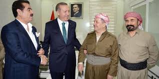 ÖZGÜR ÖZEL'İ TANIDINIZ MI? 

Kürt opera sanatçısının elini öperken. 
(O fotoğrafı bulamadık. Bununla idare edin)