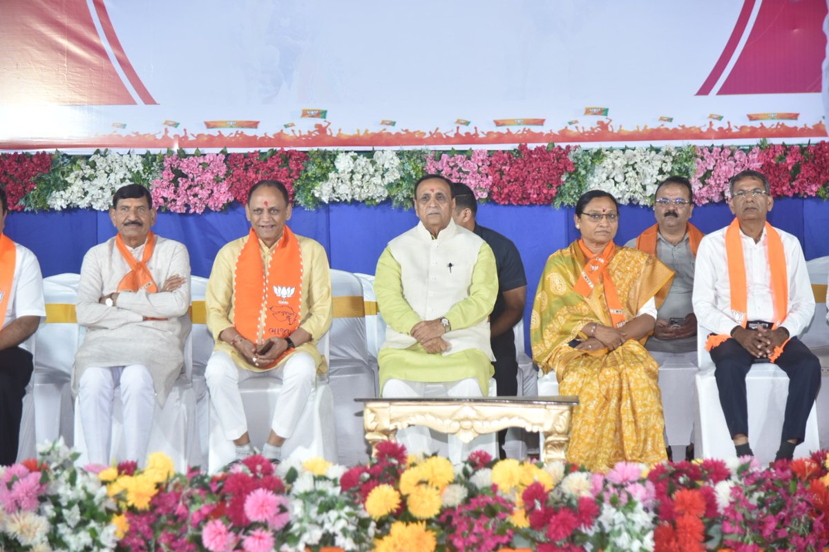mukesh_doshi_'s tweet photo. ગતરોજ ભારતીય જનતા પાર્ટી રાજકોટ મહાનગર વિધાનસભા ૬૯ ના સ્નેહમિલન સમારોહ માં ઉપસ્થિત રહી સૌ કાર્યકર્તાએ ને નૂતન વર્ષ ની શુભકામનાઓ પાઠવી. 

જે વખતે પૂર્વ મુખ્યમંત્રી વિજયભાઈ રૂપાણી, પુર્વ રાજ્યપાલ વજુભાઈ વાળા સાંસદશ્રીઓ, ધારાસભ્યશ્રી, સંત ગણ, મહાનગપાલિકા નાં પદાધિકારીઓ તથા https://t.co/SYMVQ3mXCR