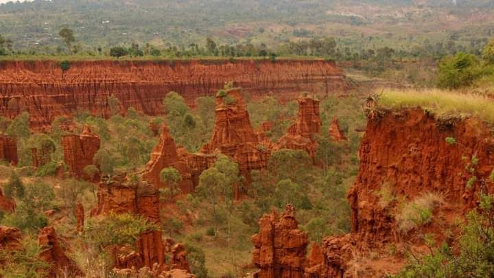 fanostour's tweet photo. Gesergiyo, located 17km from Karat-Konso, is a must-visit destination for its unique sand pinnacles formed by occasional water flow. These sand skyscrapers resemble New York, hence the local name. Legend has it that the sand formation was created by god to punish thieves. https://t.co/GusTU5TsQq