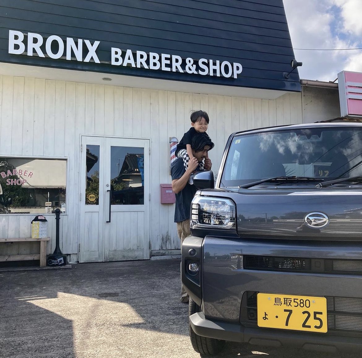 401_ttrd's tweet photo. #鳥取ダイハツ #米子西店 です😊

先日、BRONX BARBER &amp;SHOP様にて
#出張展示会 を開催しました🚗✨

お店のスタッフ様や、お客様、ご近所の方々に見ていただき、#スカイフィールトップ がもたらす、頭上の見晴らしを体感していただきました🕊️✨

BRONX BARBER &amp;SHOP様
ありがとうございました��️ https://t.co/LFS2XmcNuY