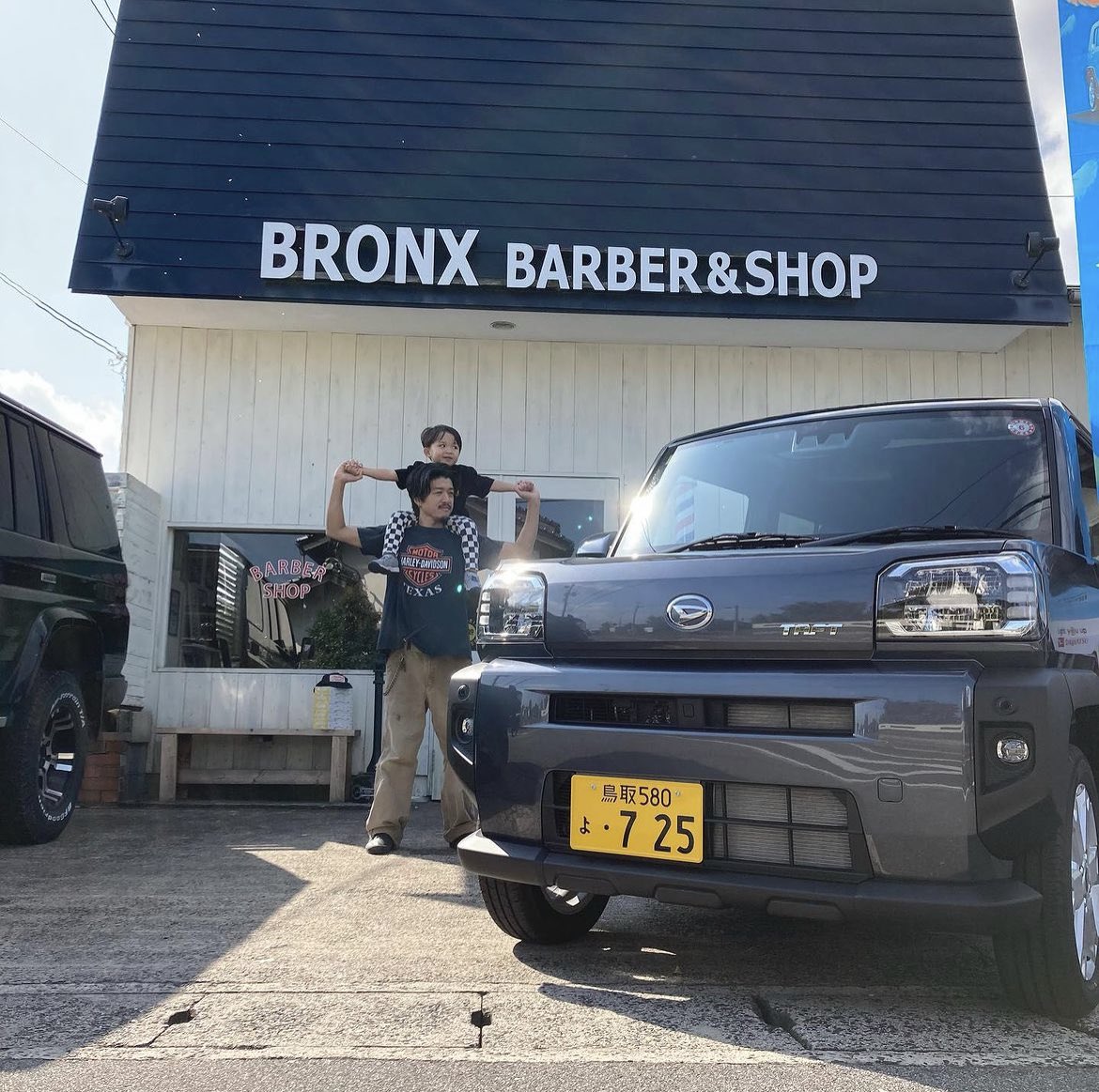 401_ttrd's tweet photo. #鳥取ダイハツ #米子西店 です😊

先日、BRONX BARBER &amp;SHOP様にて
#出張展示会 を開催しました🚗✨

お店のスタッフ様や、お客様、ご近所の方々に見ていただき、#スカイフィールトップ がもたらす、頭上の見晴らしを体感していただきました🕊️✨

BRONX BARBER &amp;SHOP様
ありがとうございました��️ https://t.co/LFS2XmcNuY