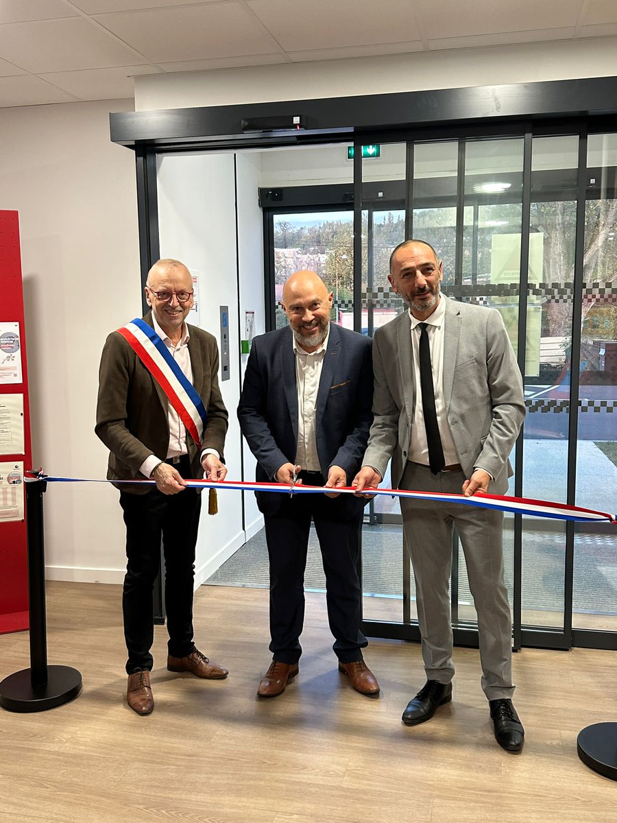 VenetLudovic's tweet photo. #POLEEMPLOI A l'aube de la transformation de POLE EMPLOI en FRANCE TRAVAIL, le 7/11 a eu lieu l'inauguration des nouveaux locaux du Pôle Emploi de Neuville S/Saône en la présence de nombreux élus, acteurs &amp; partenaires de l'insertion et de l'emploi du Val de Saône! @J_Sanfilippo https://t.co/mSQVovsdFj