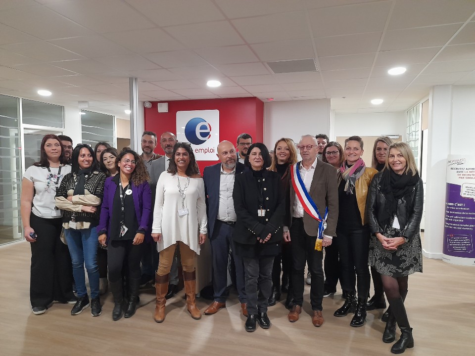 #POLEEMPLOI A l'aube de la transformation de POLE EMPLOI en FRANCE TRAVAIL, le 7/11 a eu lieu l'inauguration des nouveaux locaux du Pôle Emploi de Neuville S/Saône en la présence de nombreux élus, acteurs &amp; partenaires de l'insertion et de l'emploi du Val de Saône! <a href="/J_Sanfilippo/">Joseph SANFILIPPO</a>