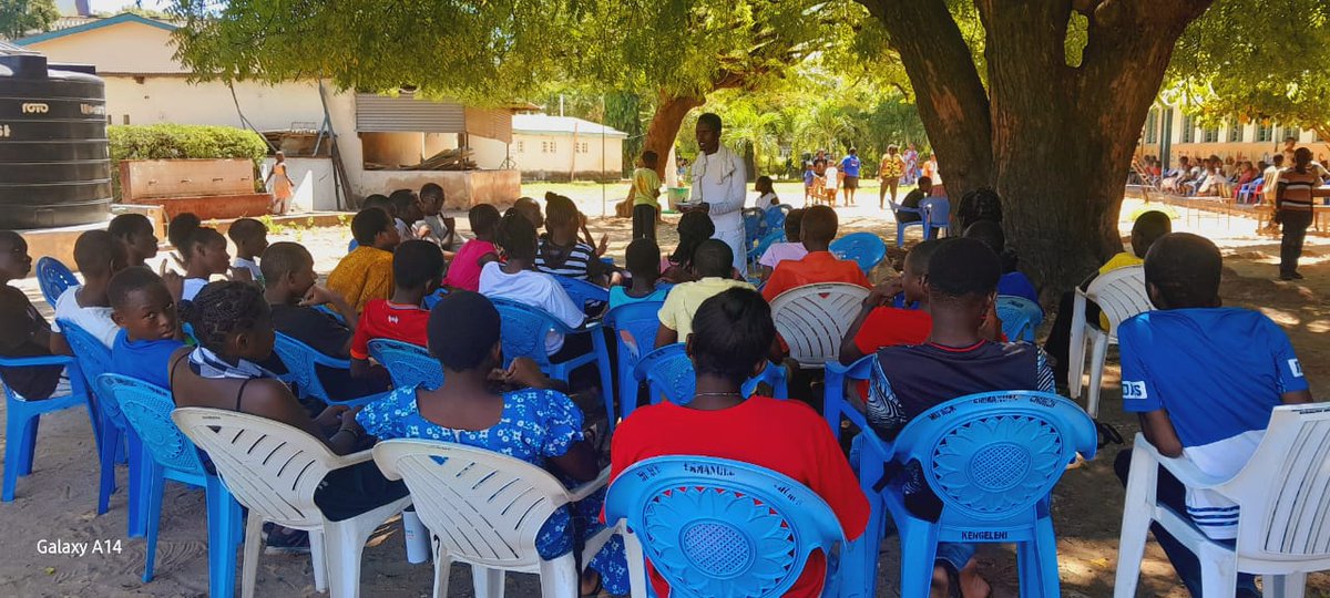 T4S_KENYA's tweet photo. From the FGD, the teens brought out the need of parental guidance where they elaborated that most of the parents have abandoned their roles in closely monitoring their Children's behavior, study skills &amp; relationship.
#MentirshipMatters 
#16DaysOfActivism 
@johnnjenga @limukii_f https://t.co/FydclJtKGm