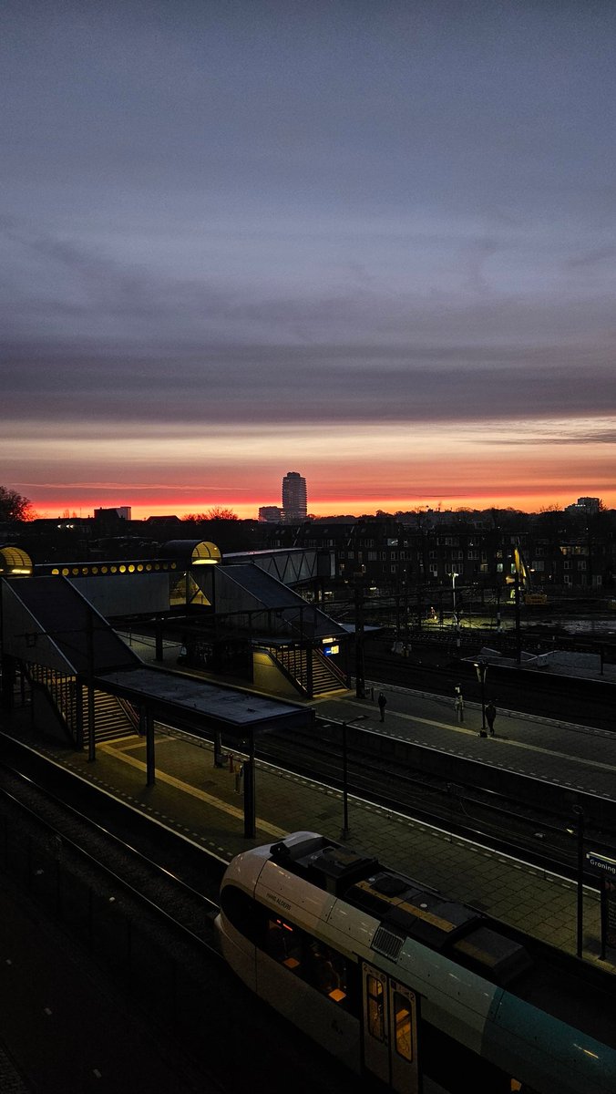 mlein72's tweet photo. Het is weer de tijd van het jaar! 
Fraaie lucht boven #Groningen https://t.co/fwsjC7O6C7