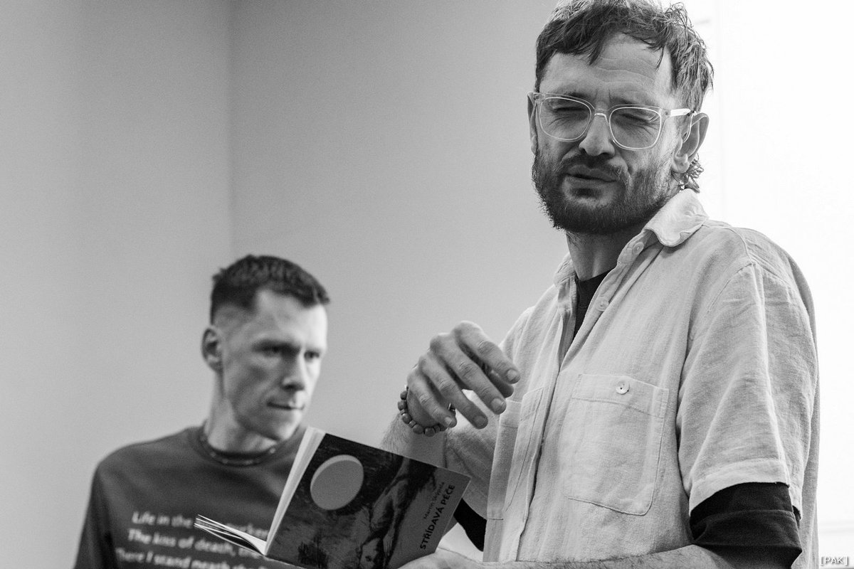 Aleš Kauer a <a href="/jan_spevacek/">Jan Spěváček</a> Včerejší večer ve valašskomeziříčské knihovně patřil básníkům Aleši Kauerovi a Janu Spěváčkovi, knihám nakladatelství Adolescent a poezii. Další večer z projektu <a href="/ASpisovatelu/">Asociace spisovatelu</a> Spisovatelé do knihoven. #čtení #knihy #literatura #spisovateledoknihoven