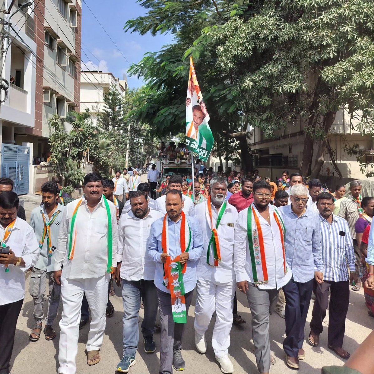 DavidKorani's tweet photo. Today's Campaigning in Attapur for Congress party MLA Candidate Kasturi Narender garu 
#voteforcongress✋🏻
#jaicongress #koranidayanand #rajendranagarconstituency https://t.co/UwZEpyNNhj