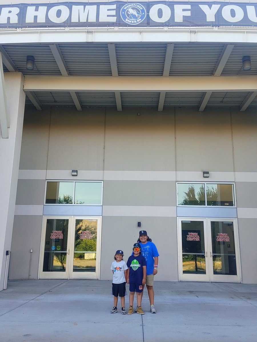 Big_G_09's tweet image. The luxurious lifestyle of a junior hockey broadcaster 🎙️ You're getting your steps in too 💪 We've visited the barn @TownToyotaCntr and @WenatcheeCity the past two summers and ♥️ that part of the #PNW 🇺🇸 👍 🐂 🇨🇦 Have a good roadie fellas 🏒 #BladeCity #WHL