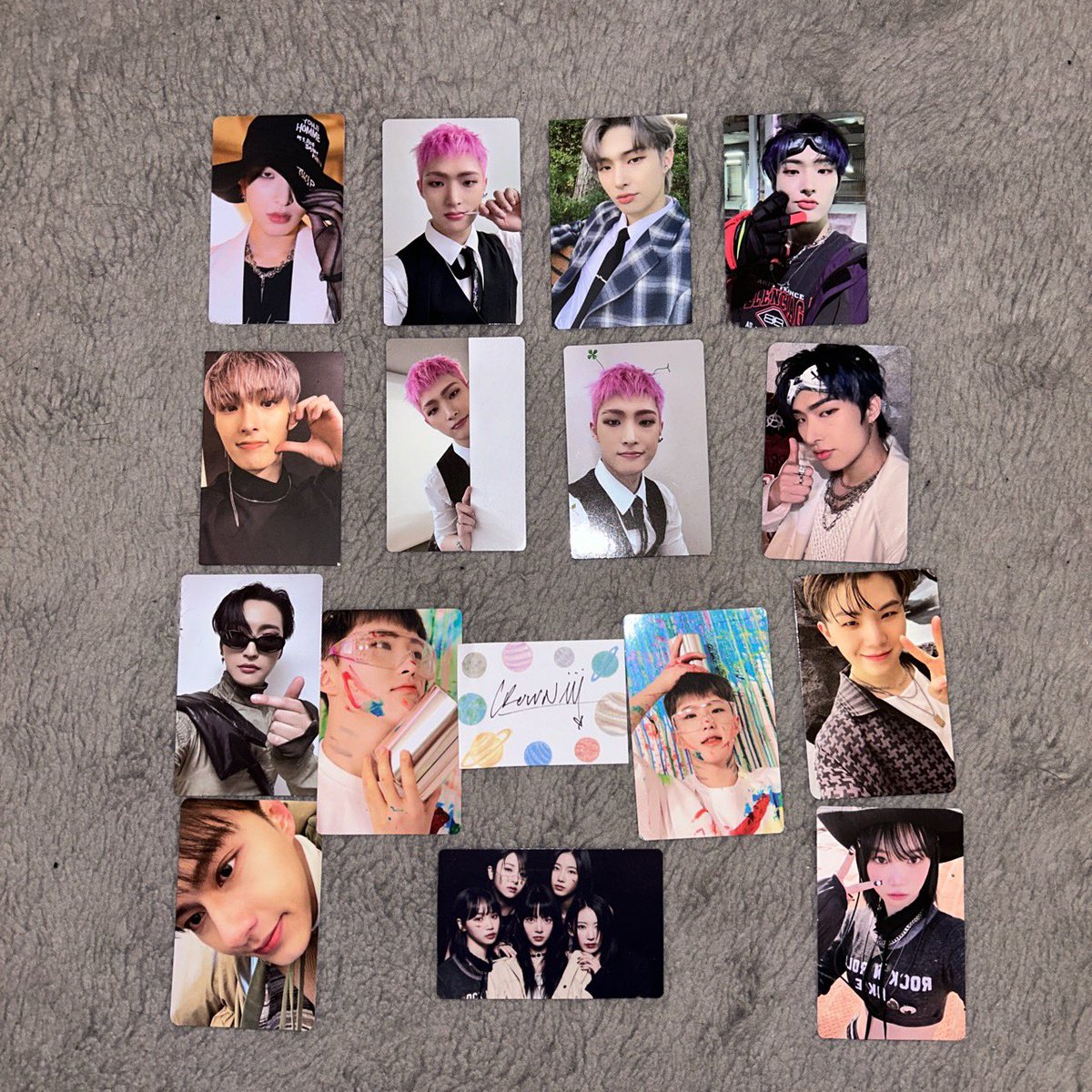 MILFS4TEN's tweet photo. current trades and sales open on my depop !! #LESSERAFIM #ATEEZ #SEVENTEEN #WTS #WTT #WTB https://t.co/R8ZurtG0PB